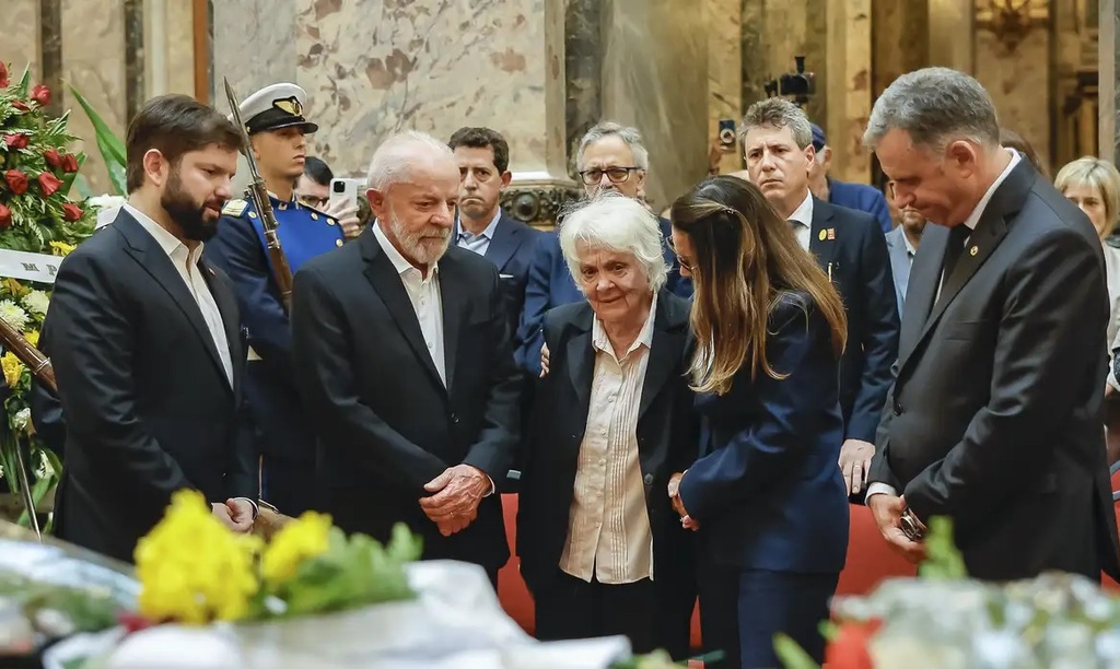 Lula participa de funeral do ex-presidente Pepe Mujica