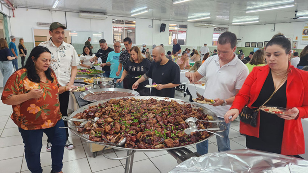 Ingressos à venda para a tradicional feijoada do Bairro da Juventude
