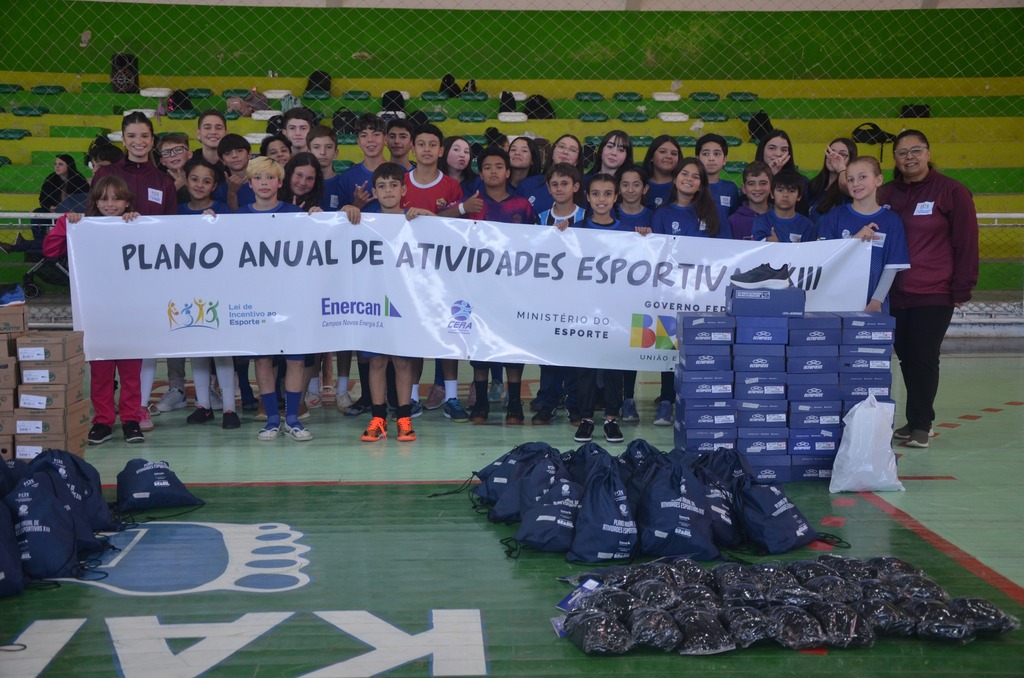 Projeto Plano Anual de Atividades Esportivas realiza entrega de materiais esportivos e uniformes