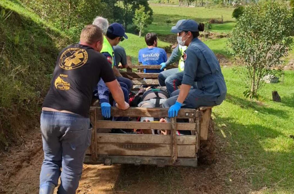 Idoso com fratura é resgatado por bombeiros com apoio de trator em Aurora