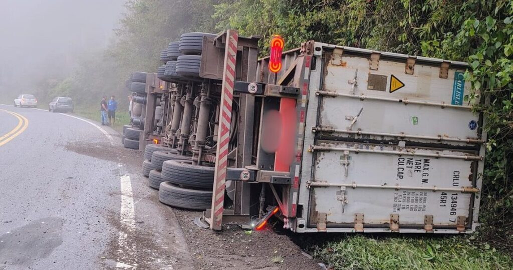 Motorista morre em tombamento de carreta na BR-470 em Pouso Redondo