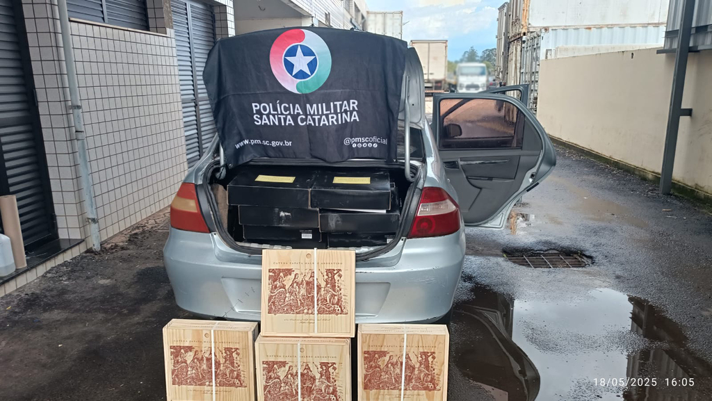 Polícia Militar apreende carga de vinhos importados ilegalmente