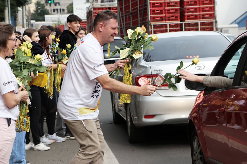 Maio Amarelo: Ação mobiliza pedestres e motoristas no centro de Concórdia