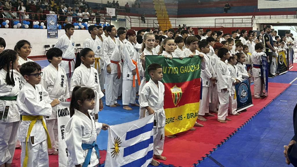 Uruguaiana sedia competição internacional de karatê com pódio local