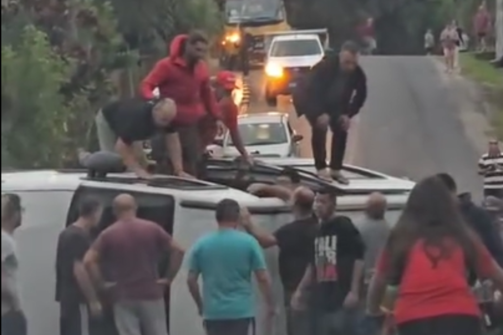 Imagem reprodução - Van com 10 mulheres tomba no Acesso Norte de Garopaba; motorista ficou ferida