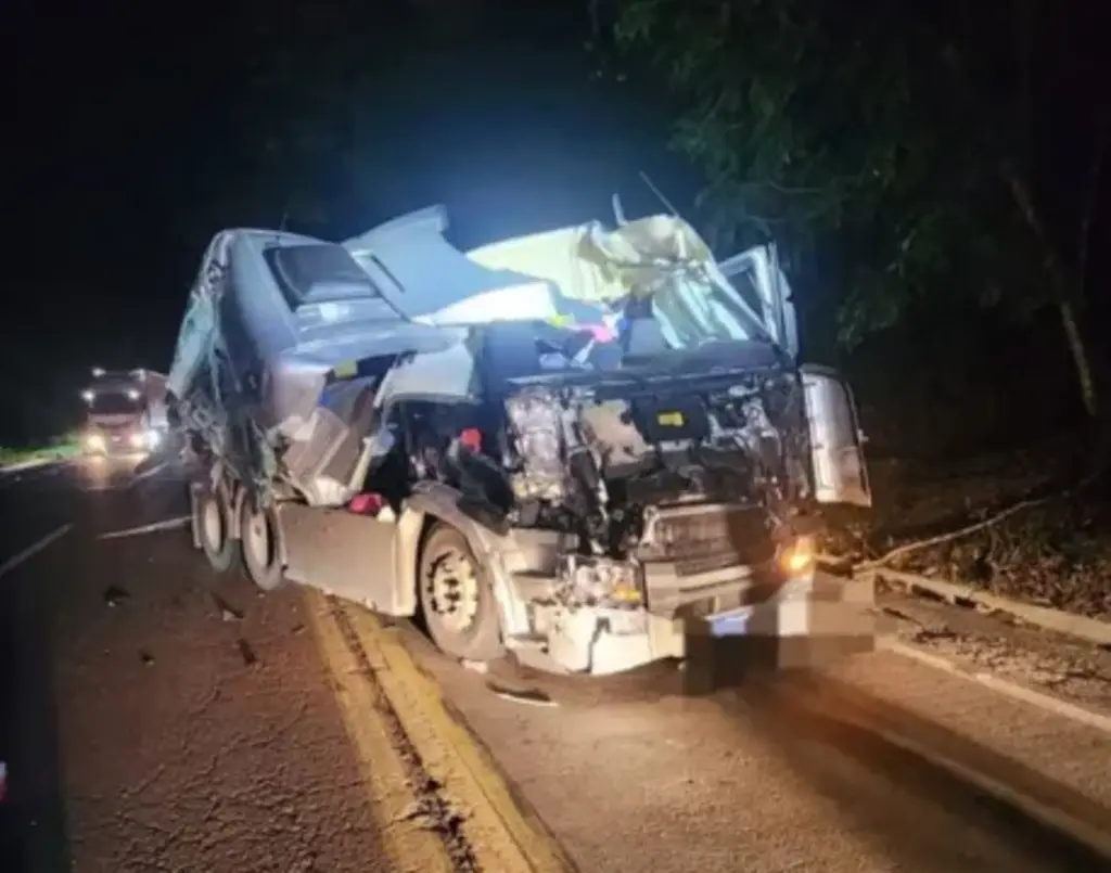 Colisão entre caminhões é registrada na BR-470 em Ibirama