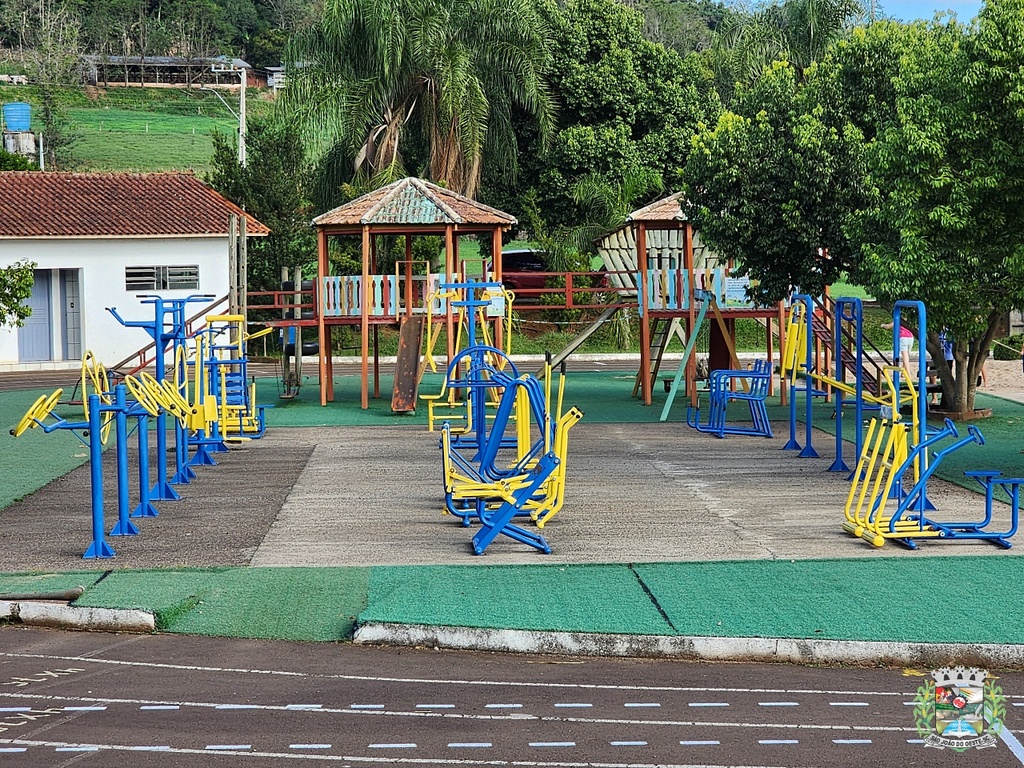 Educação realiza reparos emergenciais no parquinho do Poliesportivo em São João do Oeste