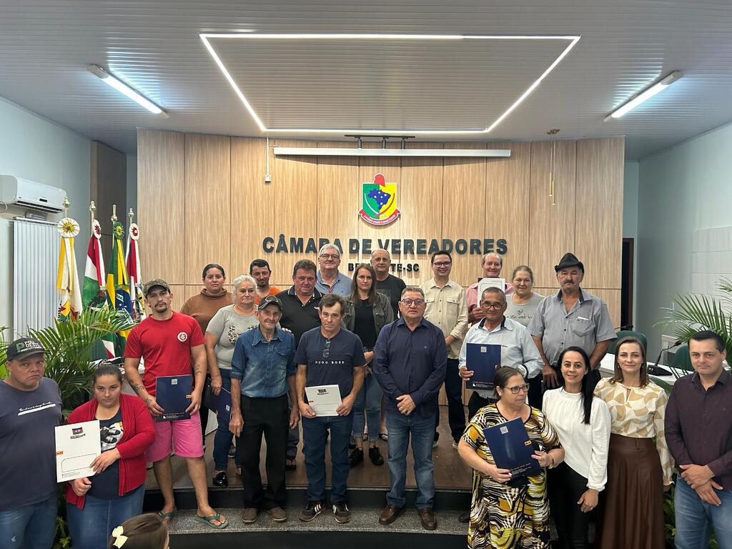 Município realiza entrega de matrículas pelo Programa Lar Legal