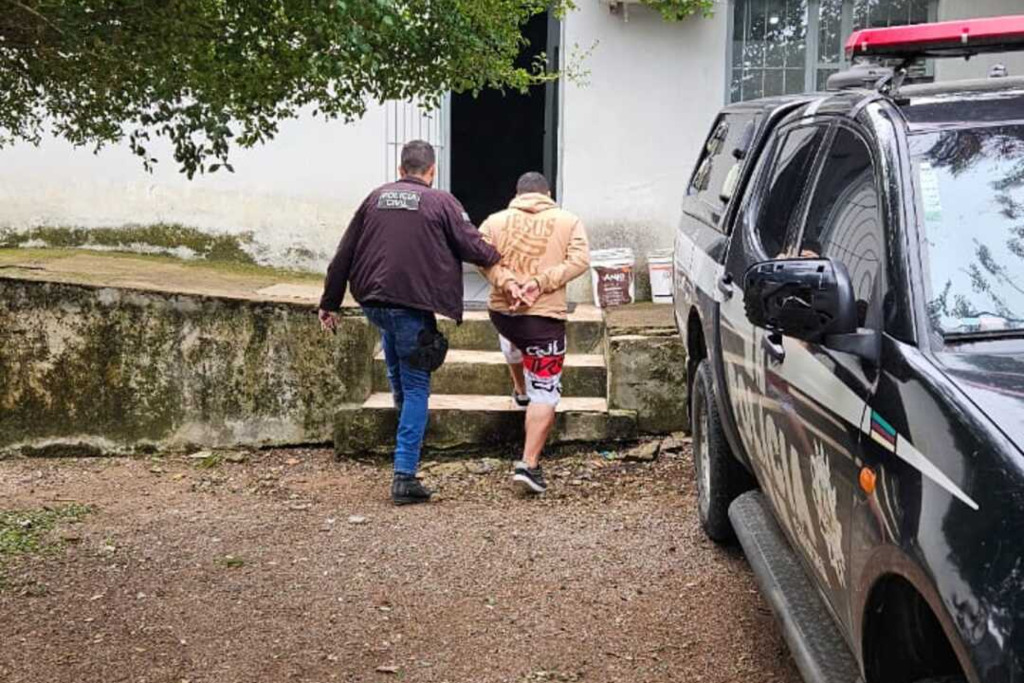 Homem é preso com cocaína na cama