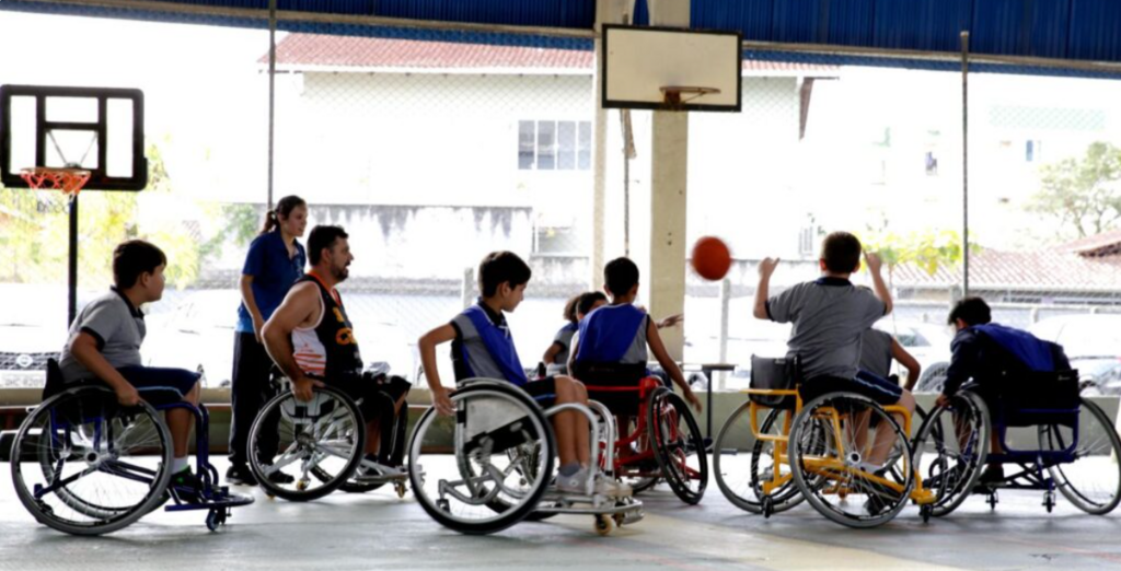 Alunos se emocionam com atletas paralímpicos em escola de Joinville