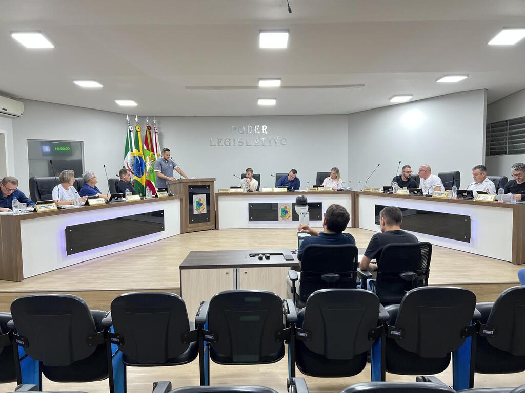 Pinhalzinho aprova lei que combate violência sexual infantil com mensagens de denúncia nos materiais escolares
