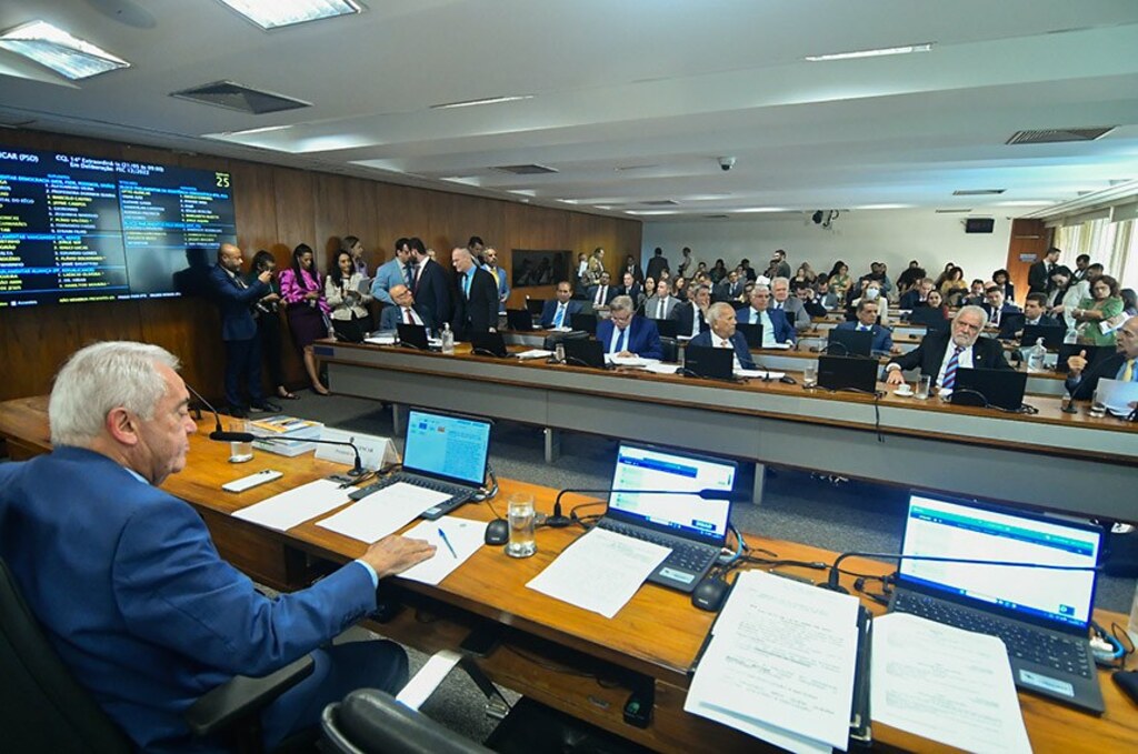 CCJ aprova fim da reeleição, mandatos de cinco anos e eleições unificadas  Fonte: Agência Senado