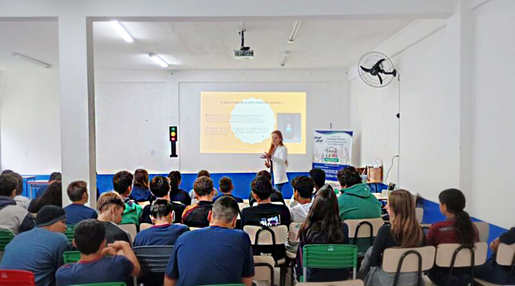 CRAS realiza palestra sobre combate ao abuso e à exploração sexual na Escola André Rebouças em Campos Novos