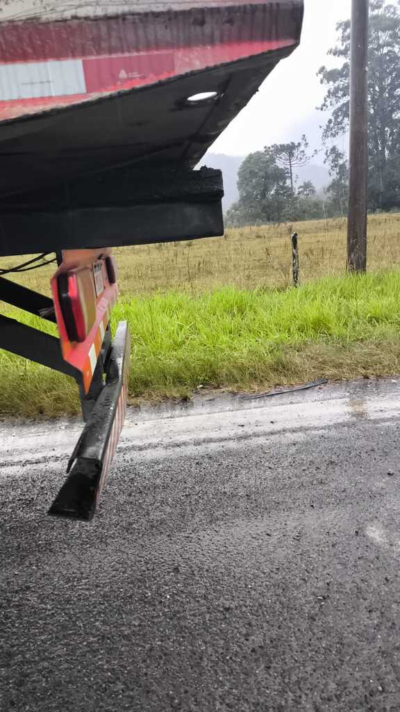 Motociclista fica ferido em colisão com caminhão na SC-350, em Aurora