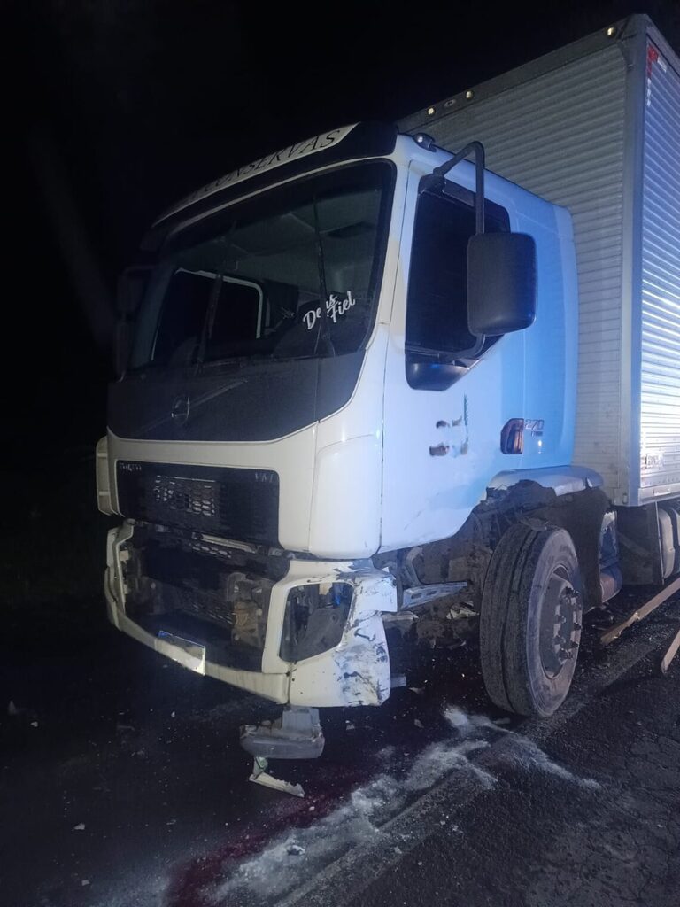 Colisão entre carro e caminhão deixa um morto na BR-470 em Pouso Redondo