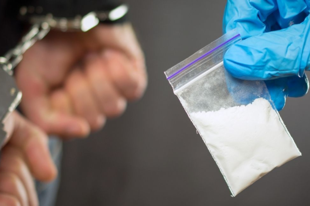 Imagem Reprodução Internet - Casal é preso por tráfico de drogas na Praia do Rosa