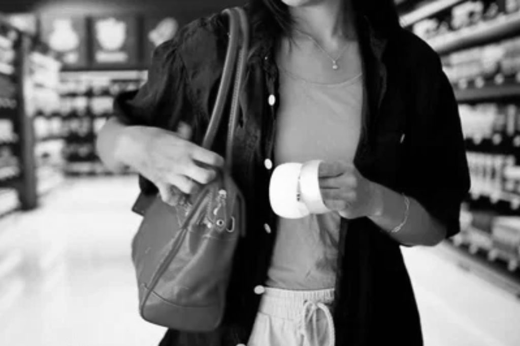 Imagem Shutterstock - Mulher tem bolsa furtada dentro de casa em Imbituba, mas objetos são recuperados na praça do bairro