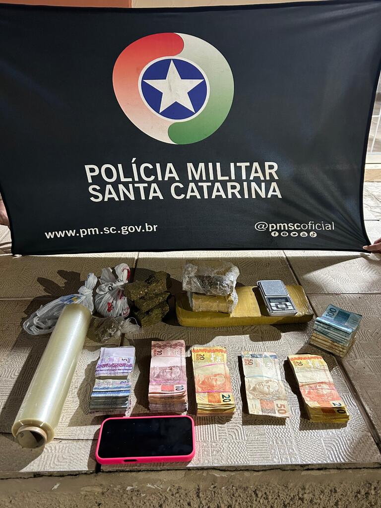 PM apreende drogas e mais de R$14 mil em dinheiro no Bairro Guarujá em Lages