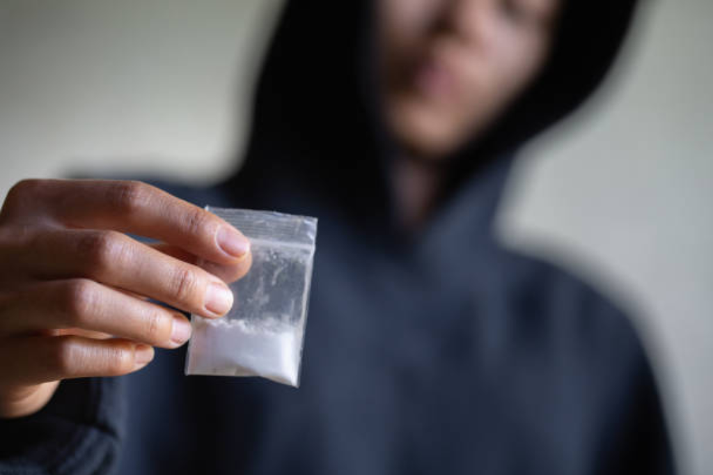 Homem é flagrado com cocaína em abordagem policial no bairro Sagrada Família, em Imbituba