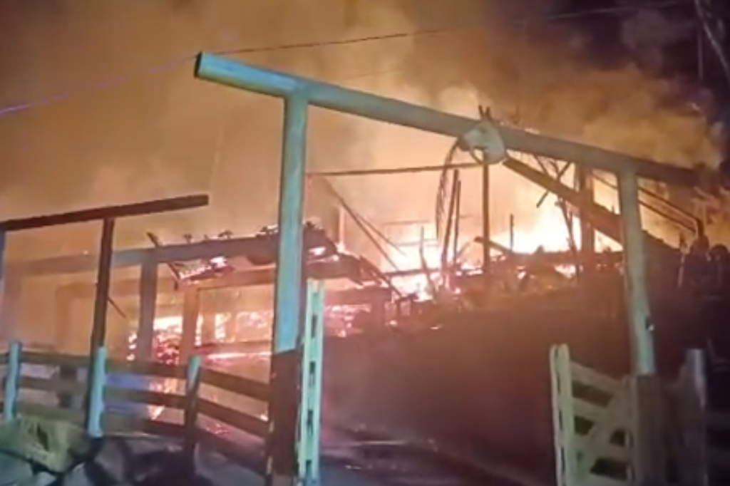 Foto: Reprodução Internet - Incêndio na madrugada de domingo destrói por completo duas casas em Garopaba