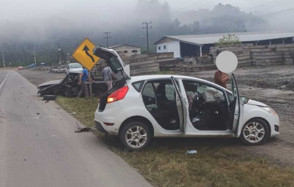Colisão frontal entre carros é registrada na BR-470 em Trombudo Central