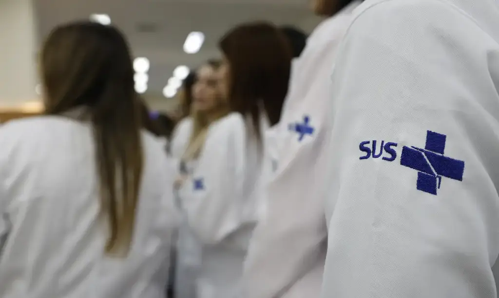 Projeto de lei quer auxílio-moradia e auxílio-alimentação aos médicos participantes dos programas