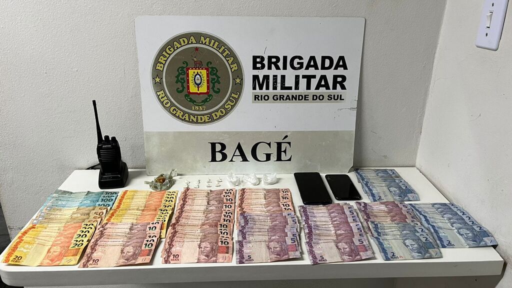 Menores são apreendidos com drogas, dinheiro e rádio comunicador