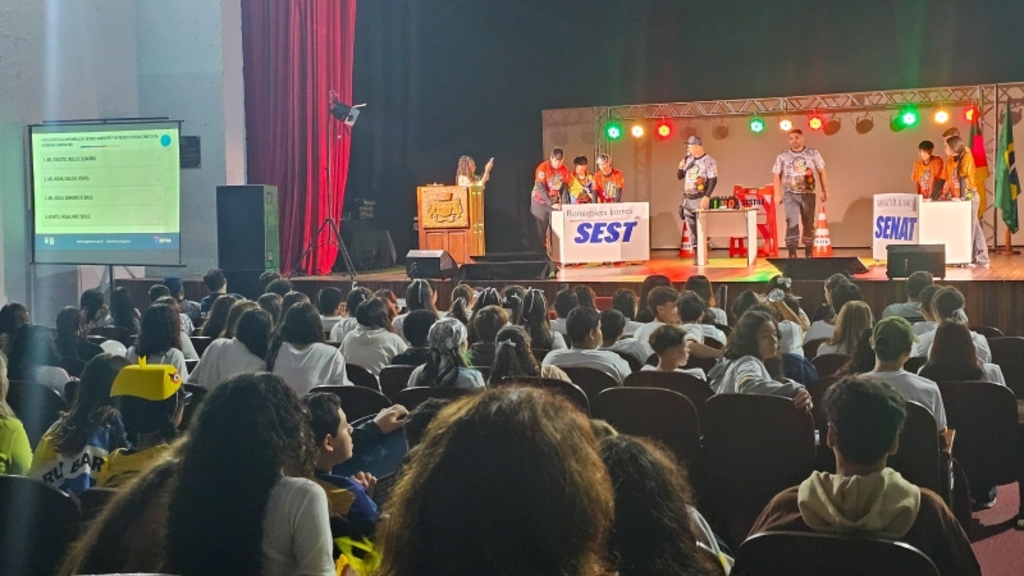 Gincana educativa reúne estudantes no Teatro Municipal