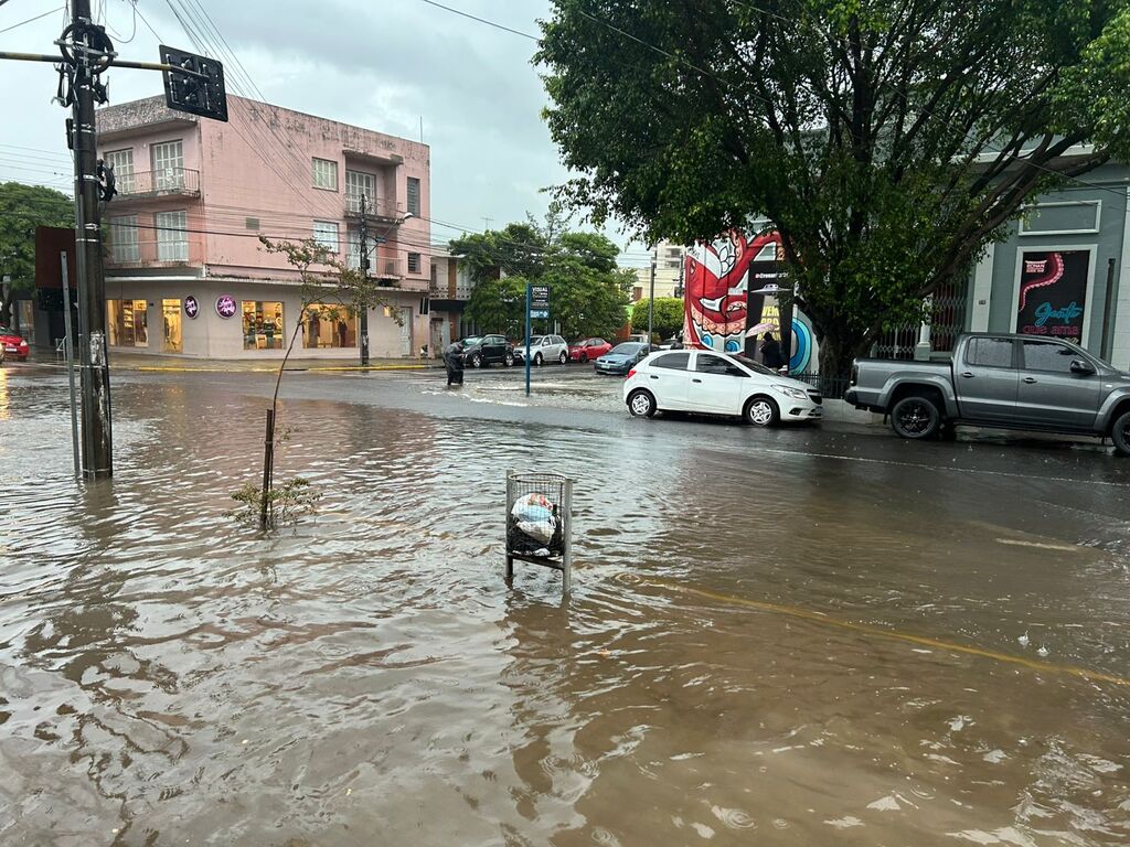 Reprodução: - Uruguaiana registrou 170 mm de chuva em três dias, causando alagamentos em diversos bairros e queda de árvores, mas sem desastres graves, segundo a Secretaria de Infraestrutura.