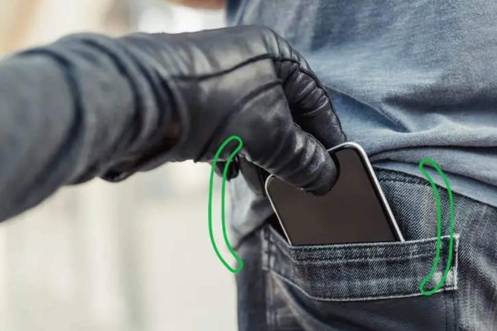 Imagem Reprodução Internet - Homem em situação de rua furta celular após ser acolhido por moradora em Imbituba