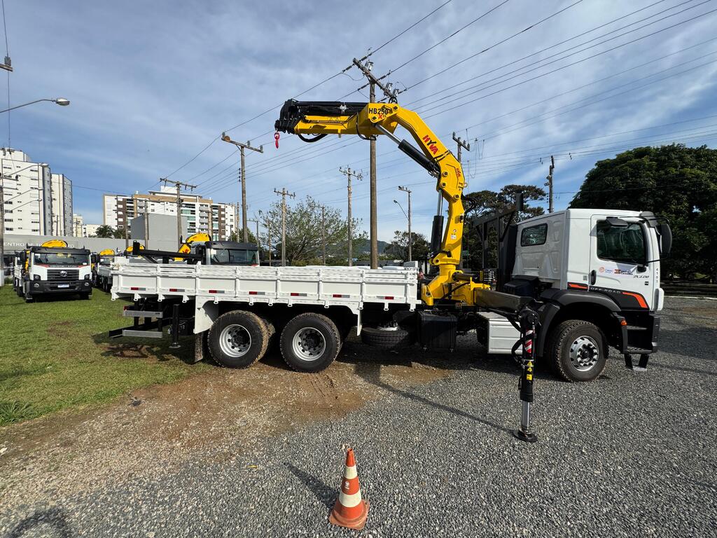 Celesc dá prosseguimento à renovação da frota com entrega de 45 furgões e 6 caminhões com guindaste