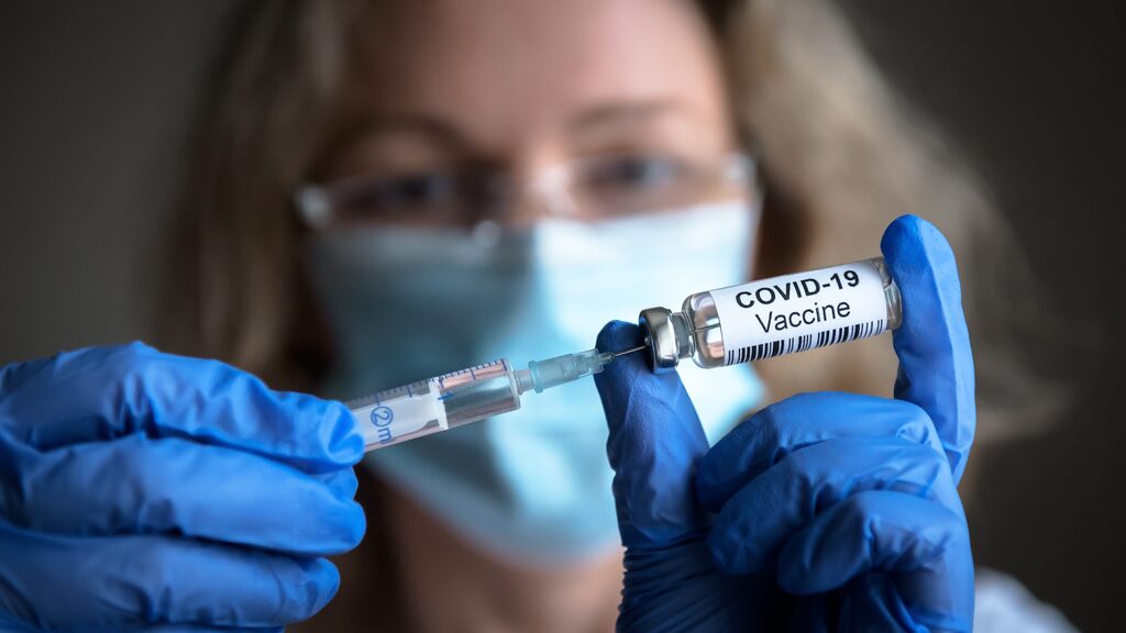 Vacinas contra covid-19 estão disponíveis para maiores de 12 anos