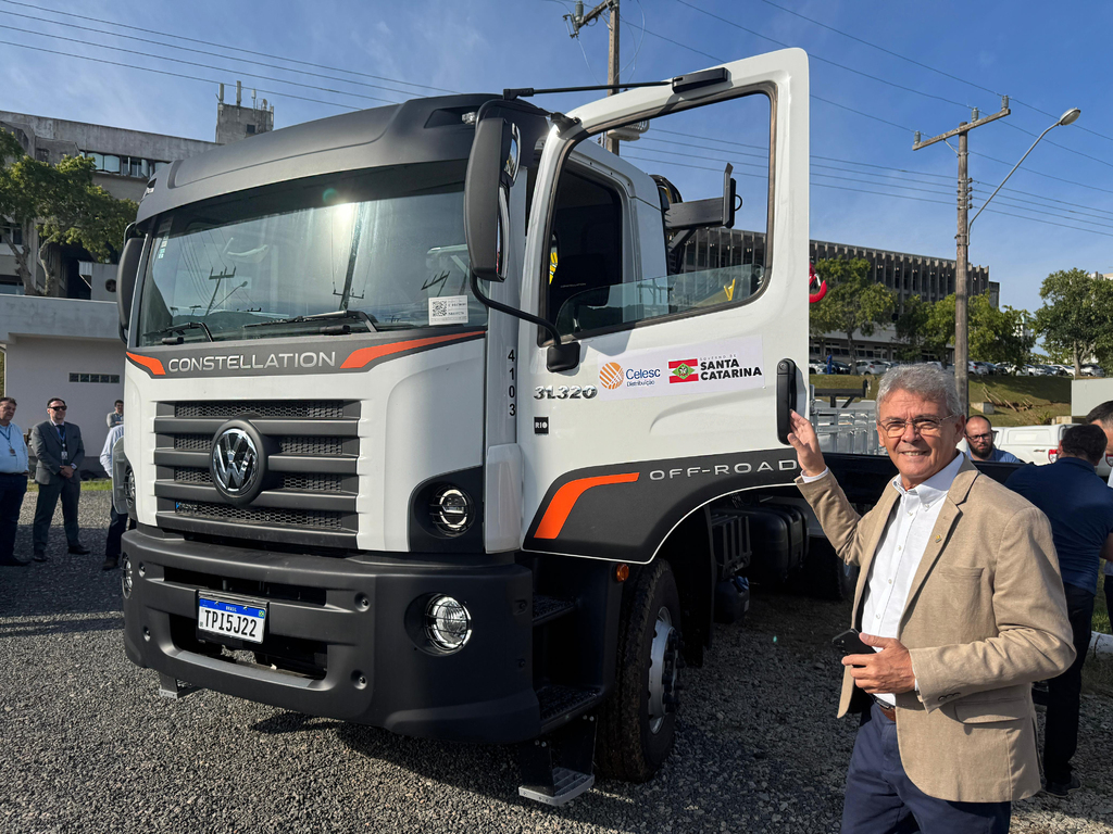 Celesc dá prosseguimento à renovação da frota com entrega de 45 furgões e 6 caminhões com guindaste