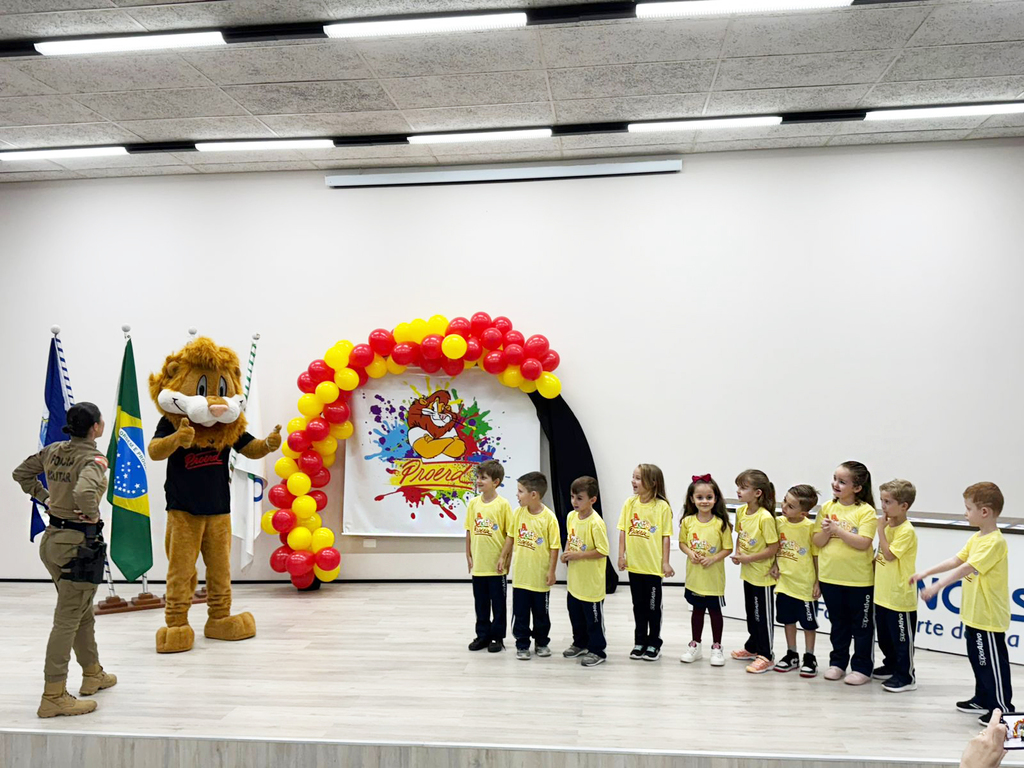 Alunos do Infantil IV do Colégio SuperAtivo participam da formatura do PROERD Kids em Capinzal