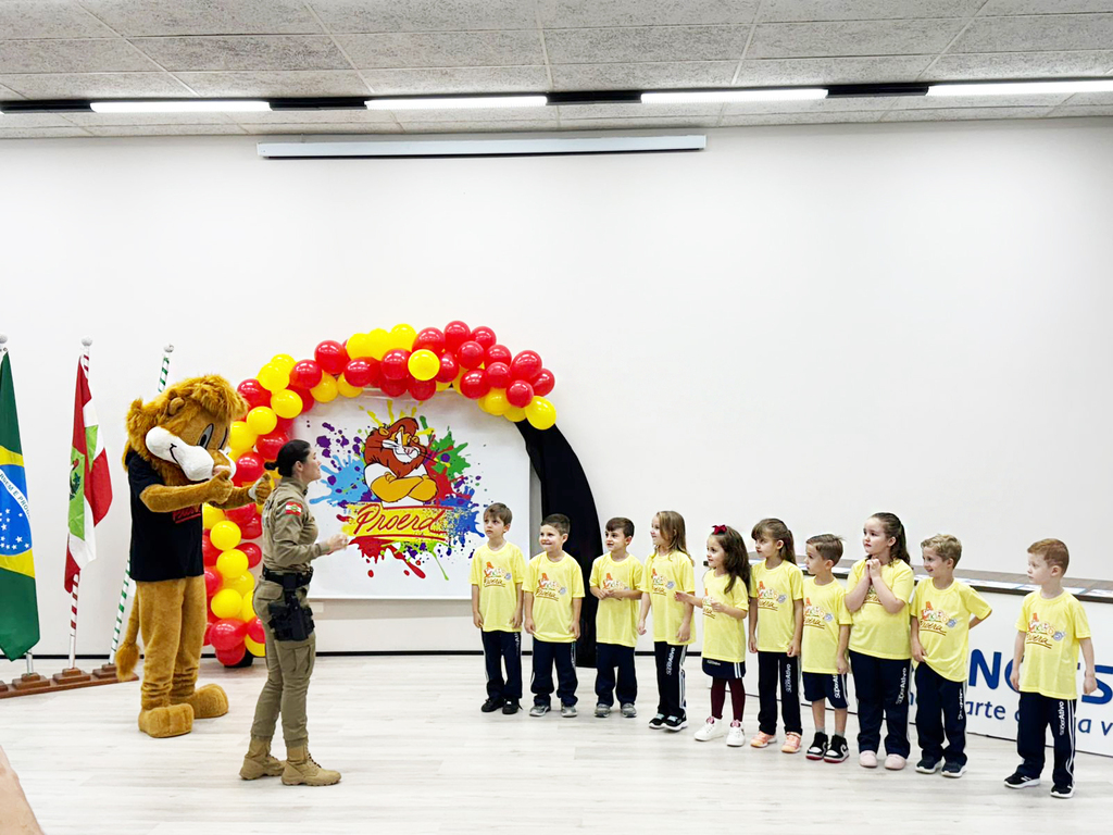 Alunos do Infantil IV do Colégio SuperAtivo participam da formatura do PROERD Kids em Capinzal
