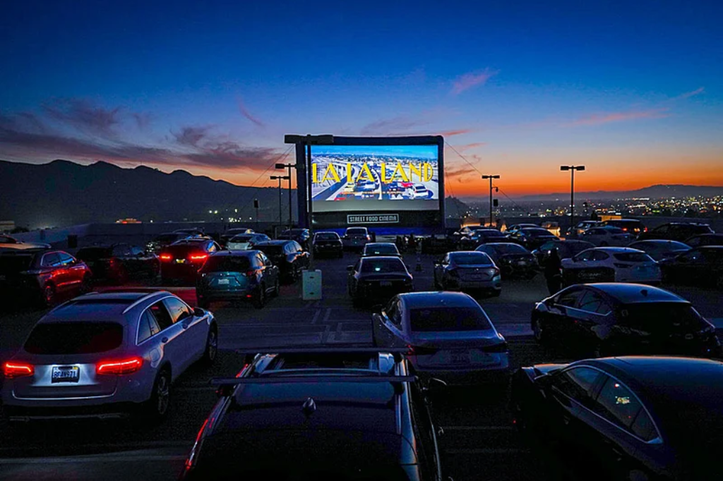 Imagem reprodução internet - Cinema drive-in gratuito celebra o Dia dos Namorados em Tubarão com atrações especiais