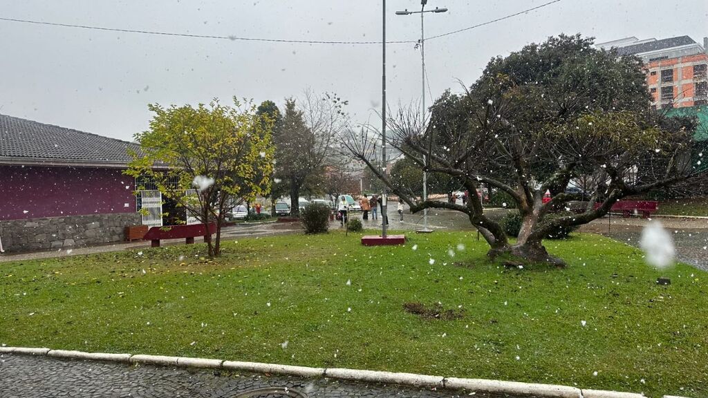 Primeira neve do ano é registrada em Santa Catarina nesta quinta-feira
