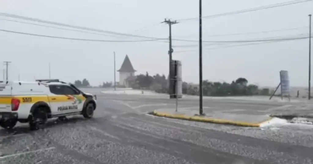 Trânsito é liberado na Serra do Rio do Rastro após interdição por neve