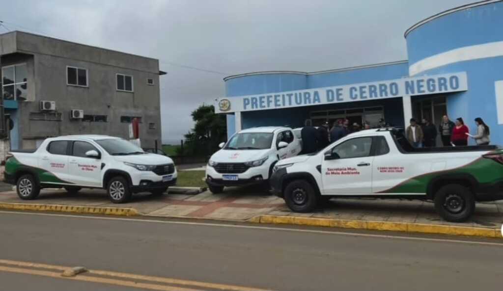 Administração Municipal de Cerro Negro entrega novos veículos para quatro secretarias