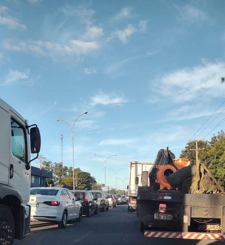 Caminhão paralisa na Setembrino e gera congestionamento