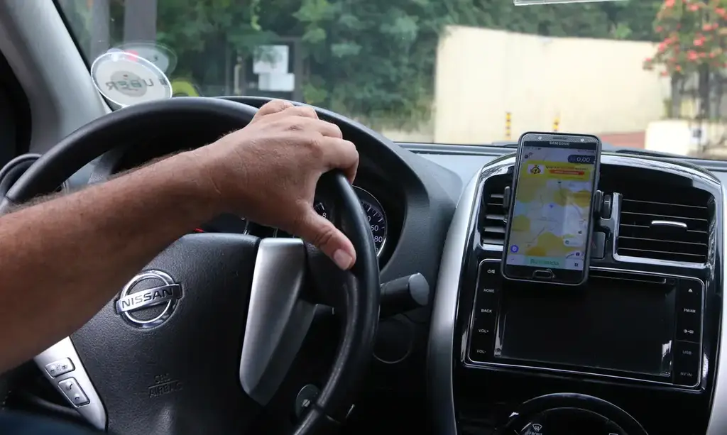 Projeto obriga botão de emergência em apps de transporte