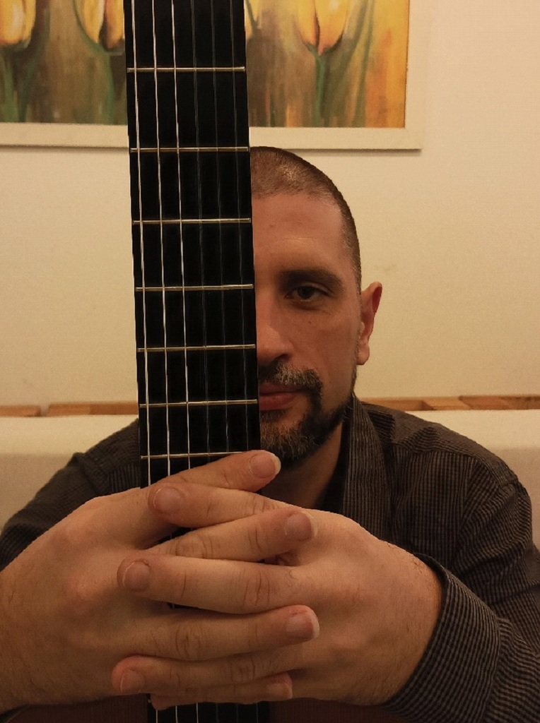 Tiago Oliveira realiza recital e workshop de violão clássico