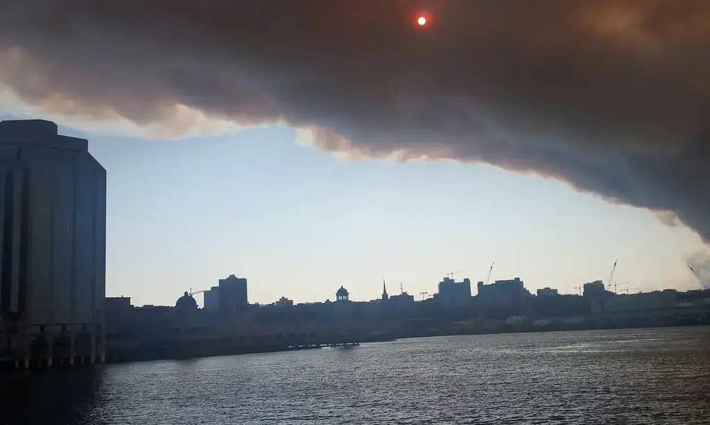 Incêndios florestais deixam 17 mil pessoas deslocadas no Canadá