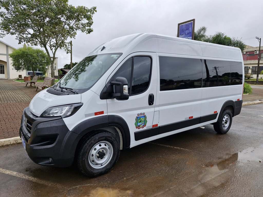 Município de Pinhal da Serra recebe nova Van modelo Ducato para a Educação