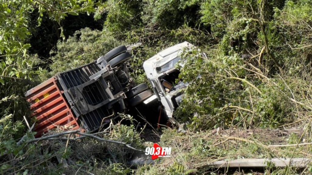 Caminhoneira morre em acidente na BR-470, na Serra da Santa