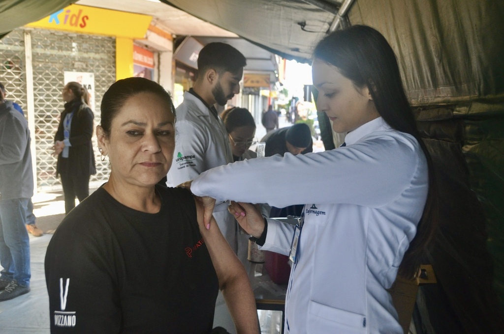 Aplicadas 500 doses de vacina contra a gripe no Calçadão