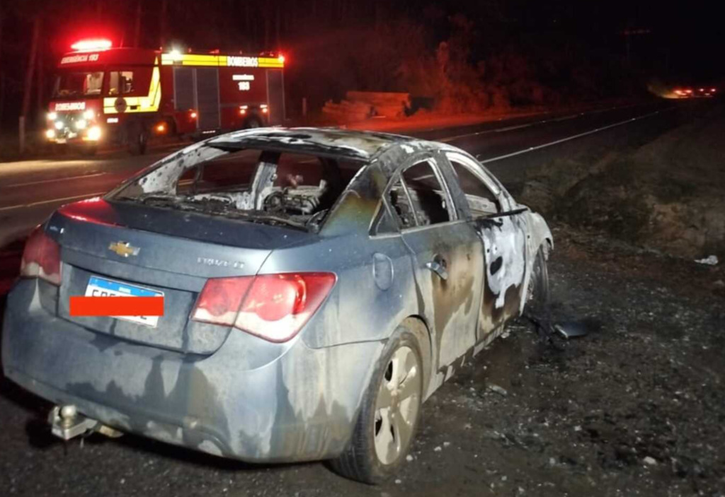Veículo é destruído por incêndio na SC-110, em Petrolândia