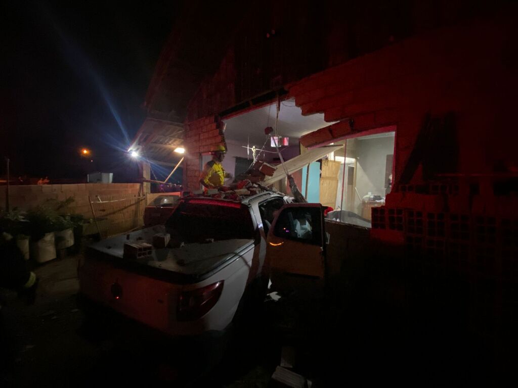 Veículo sai da pista e colide com residência em Rio do Sul; duas pessoas ficam feridas