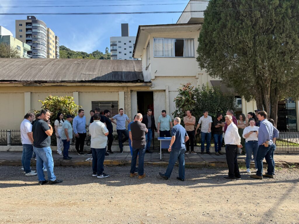 Ordem de serviço para pavimentação da Rua José Cadorin é assinada