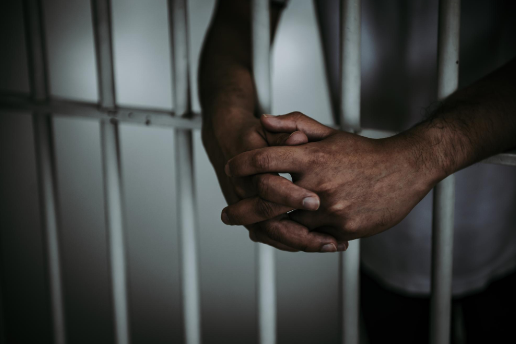 Imagem Reprodução Internet - Homem é preso por ameaças, violência psicológica e dano ao patrimônio público em Imbituba